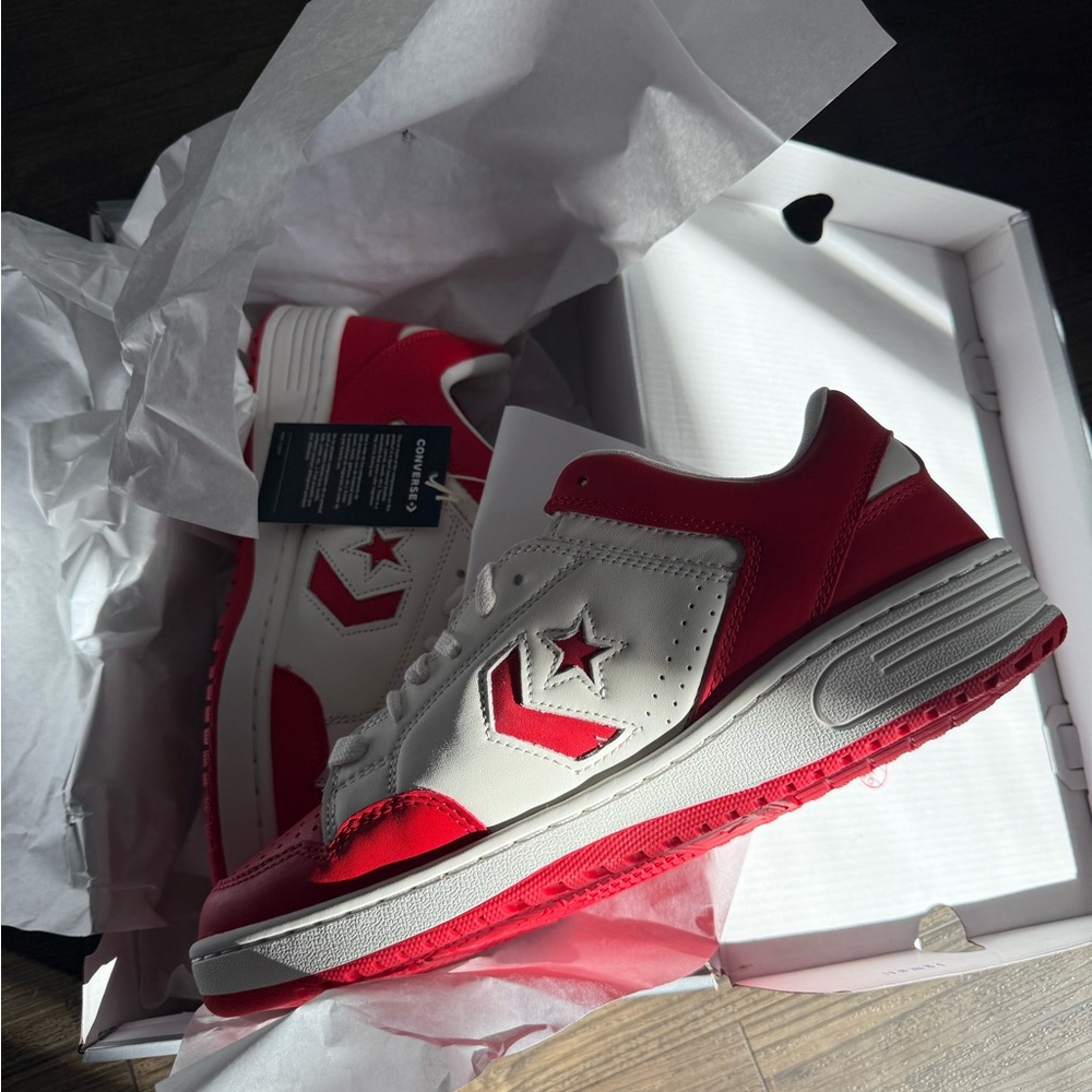 BRAND NEW WITH BOX RED AND WHITE CONVERSE WEAPON LOW TOP

SIZE 11.5 MENS